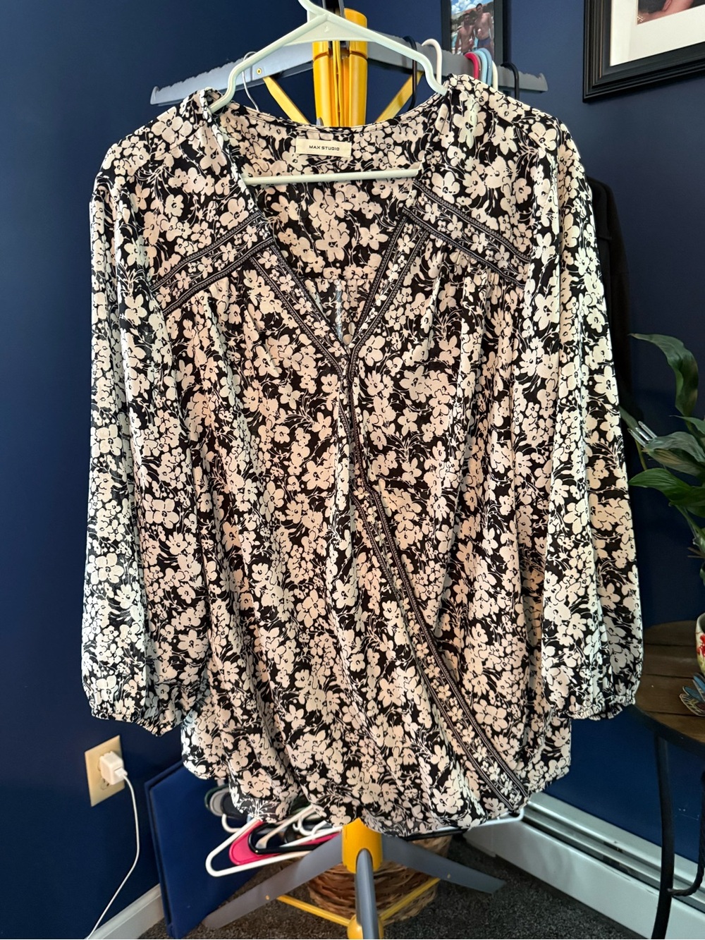 Max Studio Black & Cream Floral V-Neck Blouse